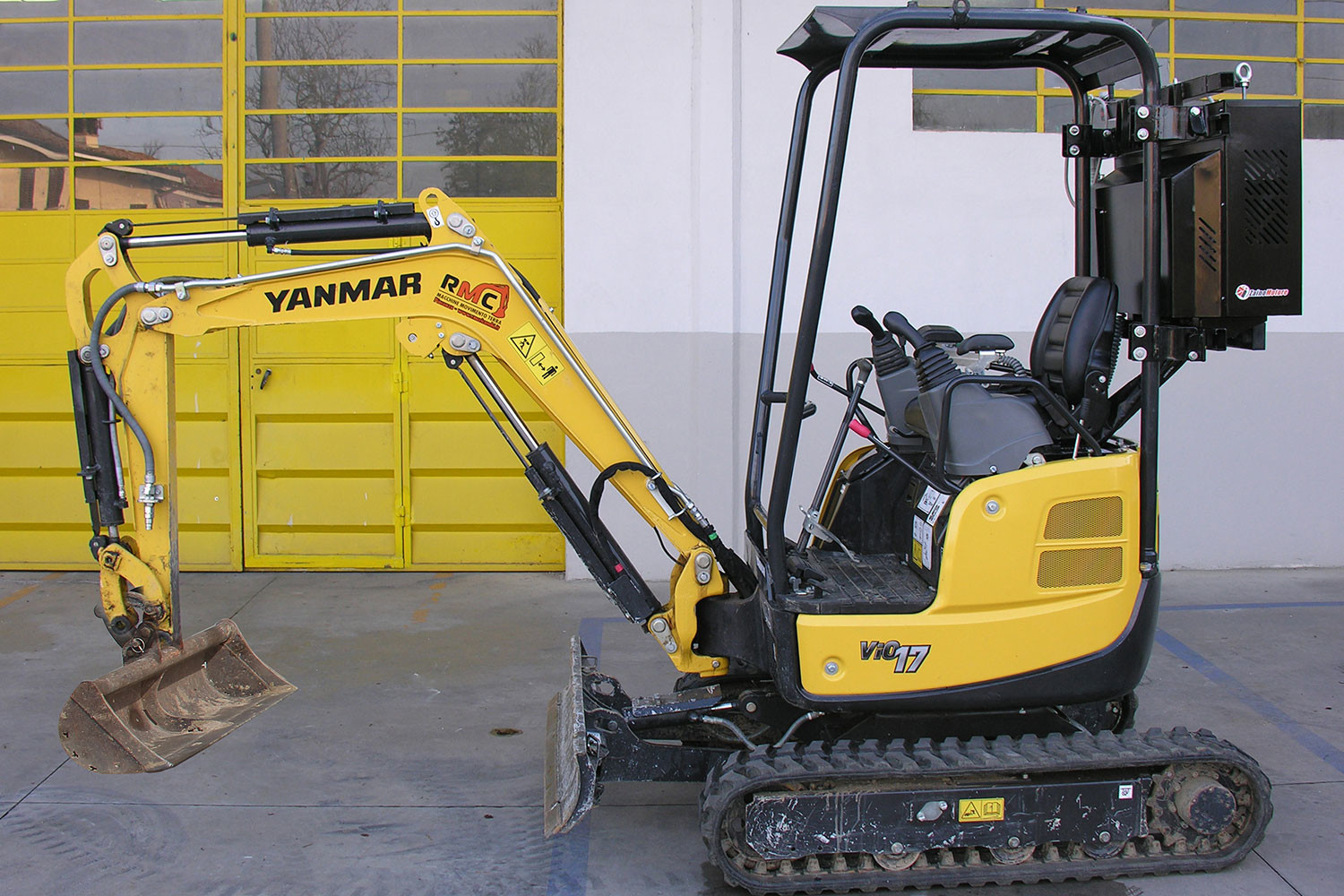 Vue côté gauche (sur Yanmar)