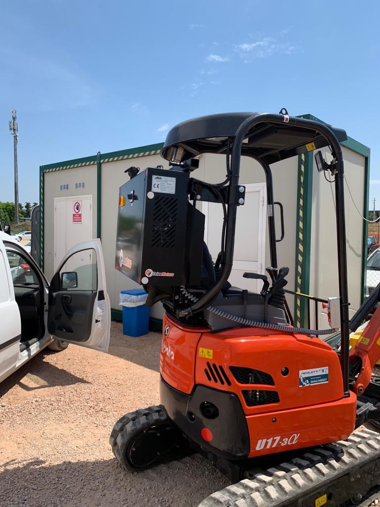 Application sur mini-pelle Kubota (vue côté D)