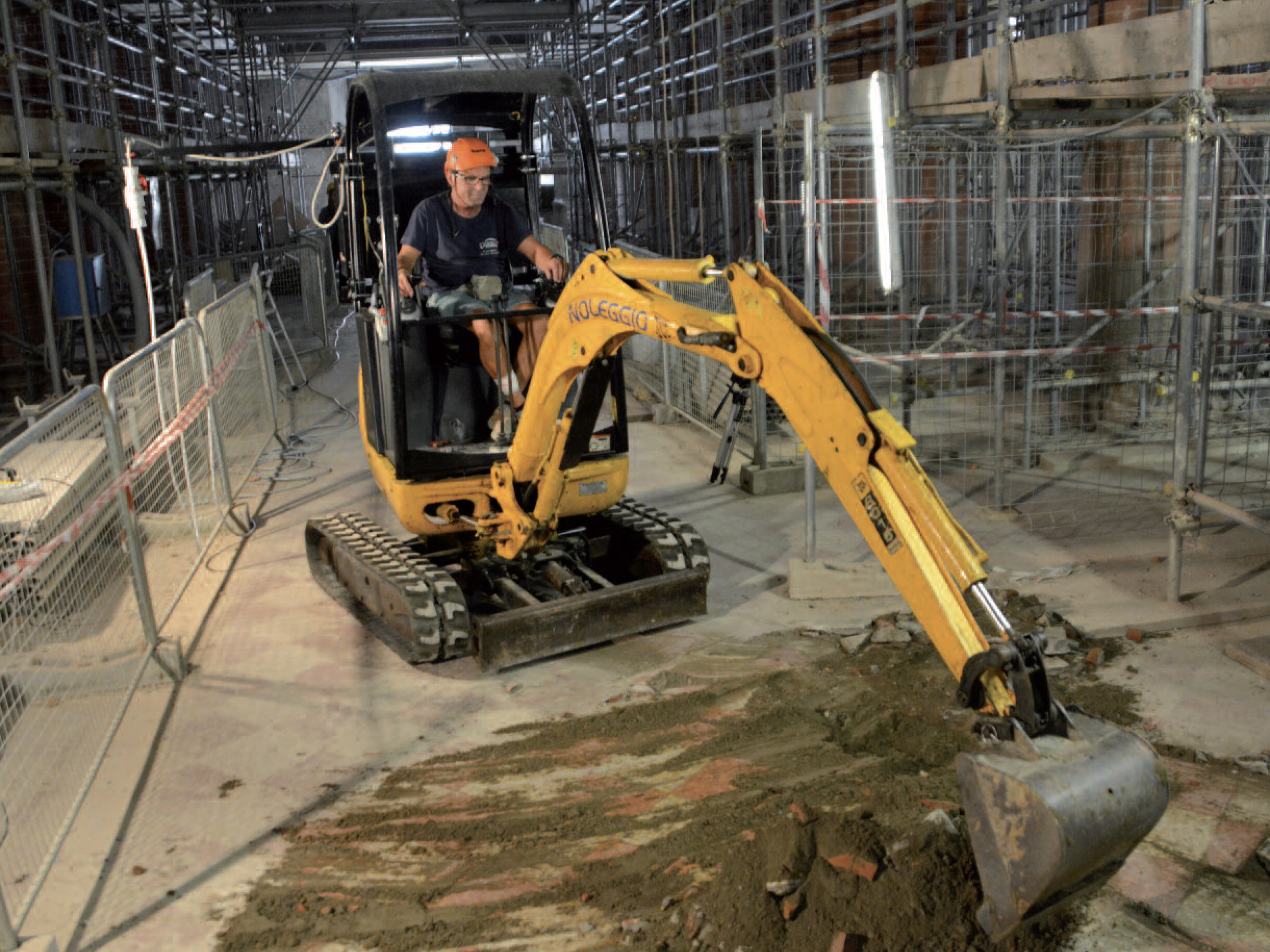Au travail dans le silence de la cathédrale : on travaille sans fumée !