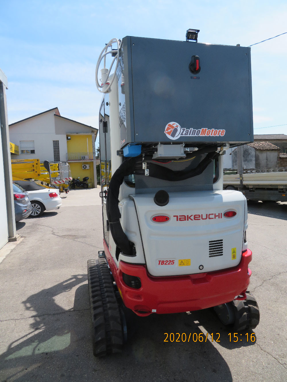 Su Takehuchi cabinato 1