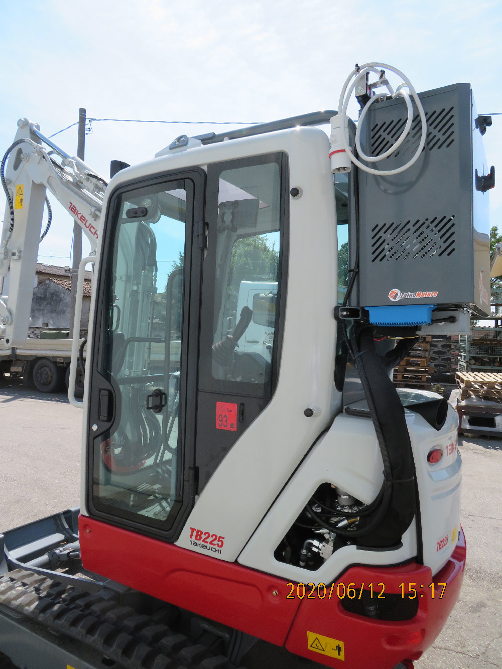 Su Takehuchi cabinato 3