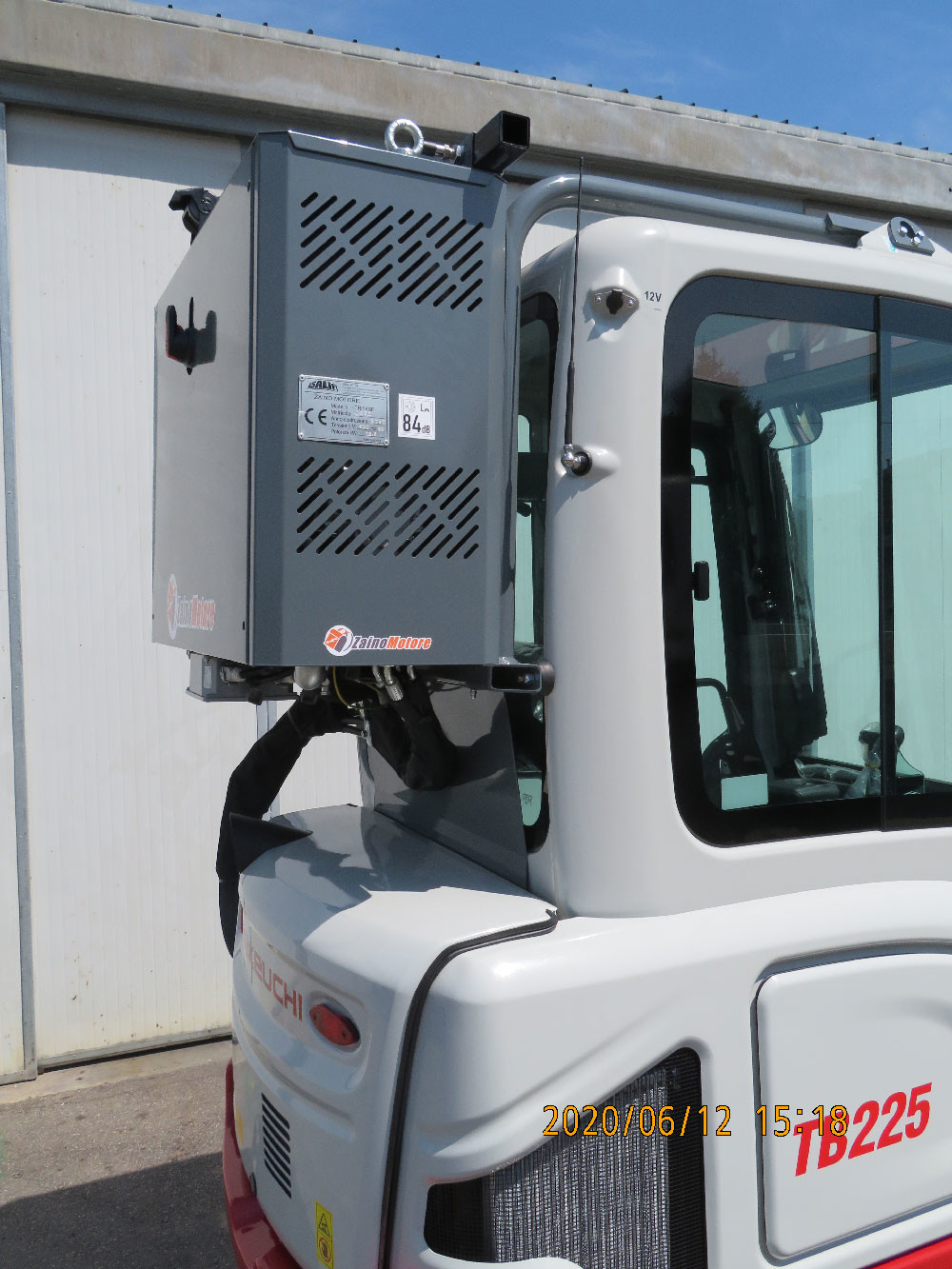 Su Takehuchi cabinato 4