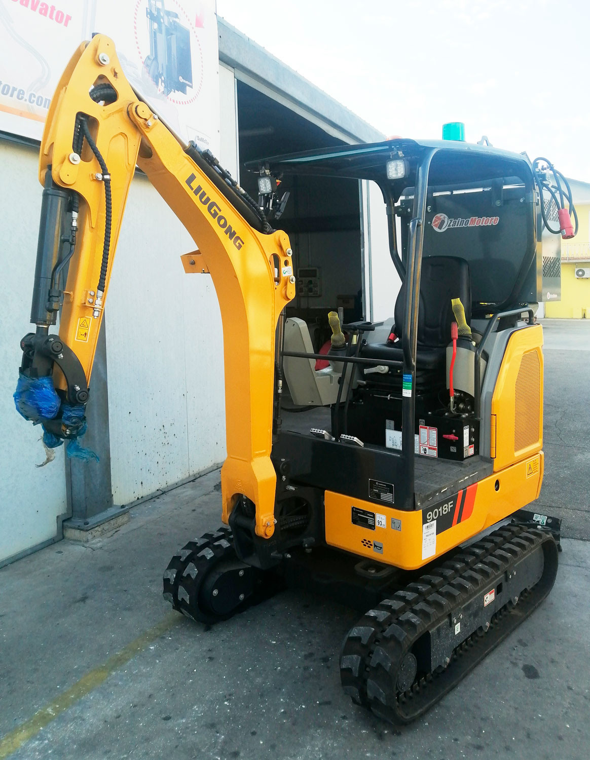 Vista Frontale su Liu Gong