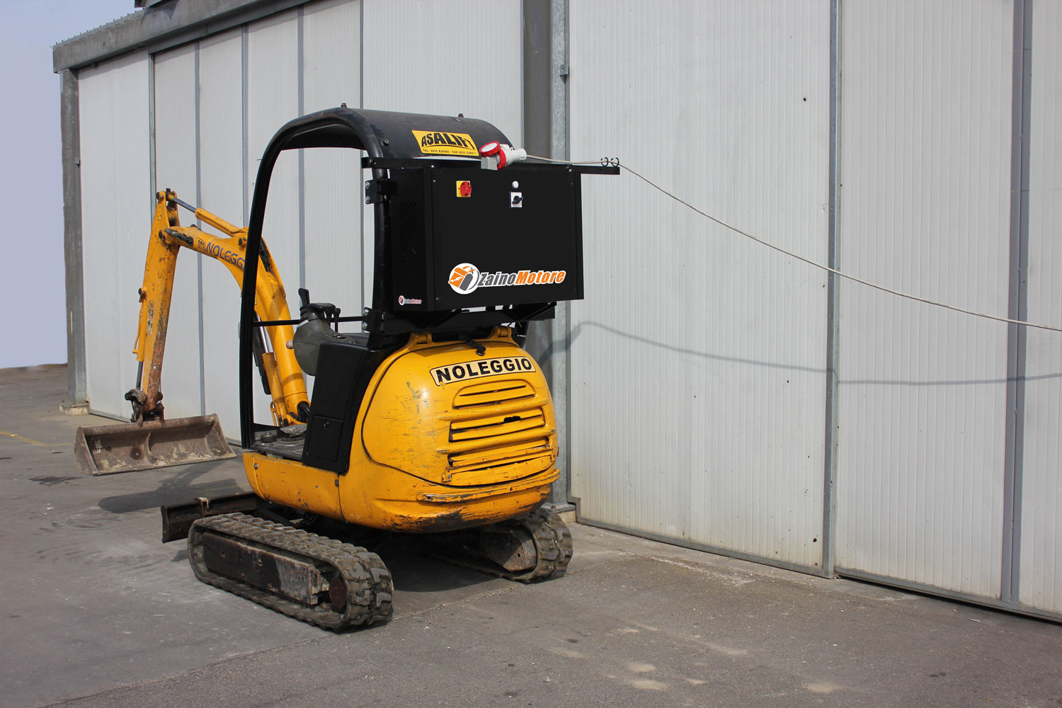 Zainomotore sur mini-pelle JCB (vue 3/4 G)