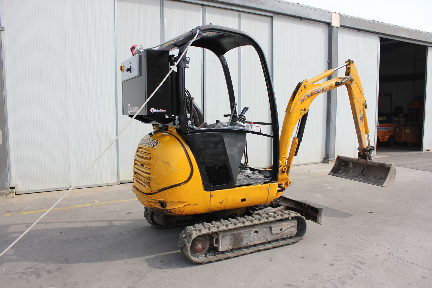 Zainomotore sur mini-pelle JCB (vue 3/4 D)