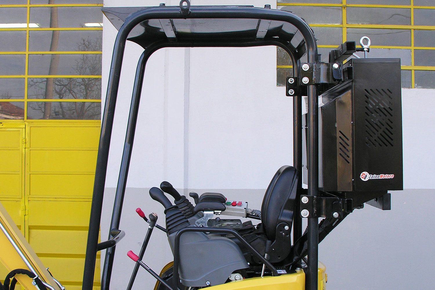 Application sur mini-pelle Yanmar (côté G)